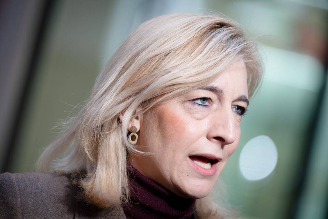 Bundesgesundheitsministerin Nina Warken (CDU) hält bei ihrer Apothekenreform an der PTA-Vertretung fest. / © Imago/Bernd Elmenthaler