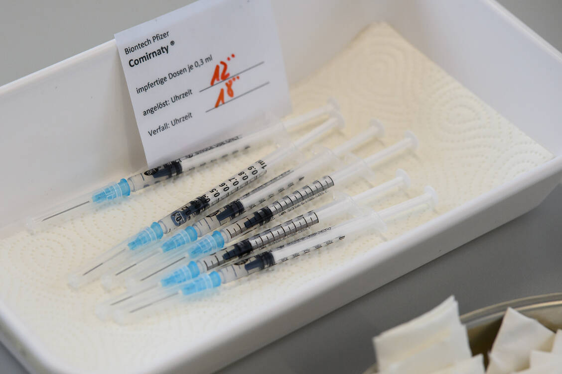 In tausenden Betrieben sollen ab Anfang Juni, nach dem Wegfall der Priorisierungen Comirnaty von Biontech/Pfizer verimpft werden. / Foto: picture alliance/dpa | Swen Pförtner