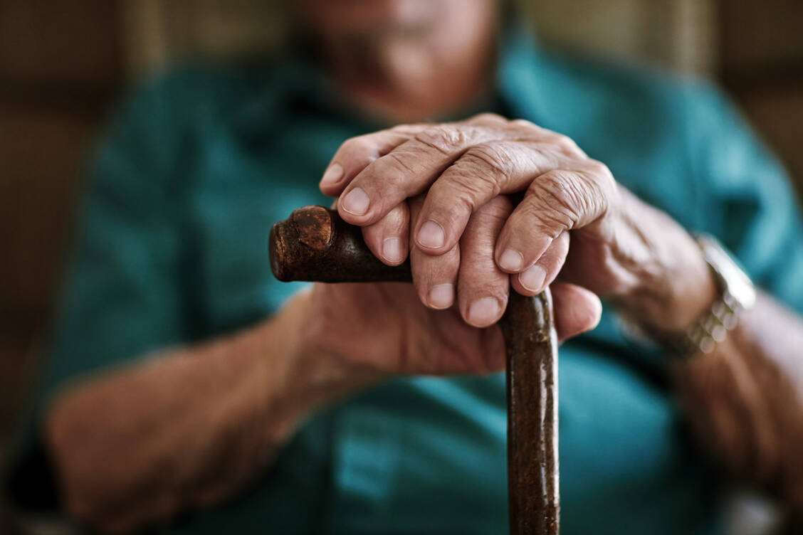 Die Handkraft und die manuelle Geschicklichkeit spielen eine Rolle bei der Wahl eines geeigneten Inhalators. / © Getty Images/PeopleImages