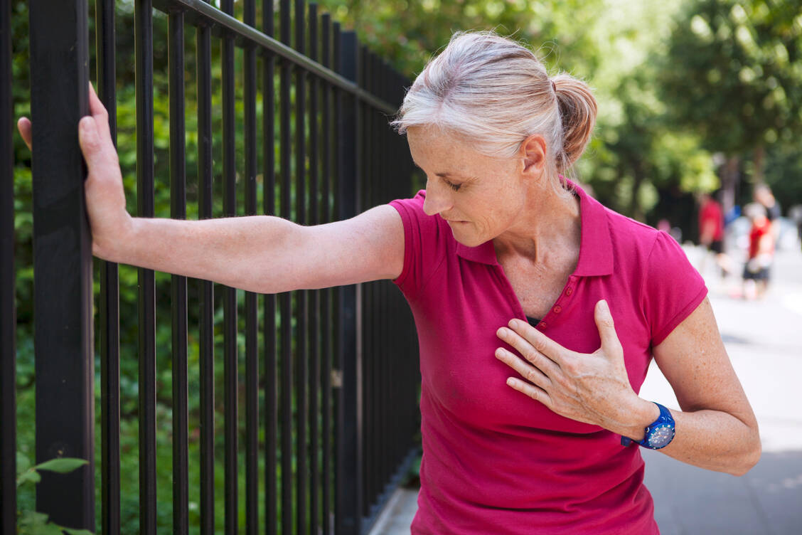 Typische Beschwerden bei Angina pectoris sind Schmerzen und Engegefühl in der Brust bei Anstrengung. Doch auch Schmerzen im Hals, in der Schulter oder im Kiefer können Anzeichen sein. / Foto: Adobe Stock/RFBSIP