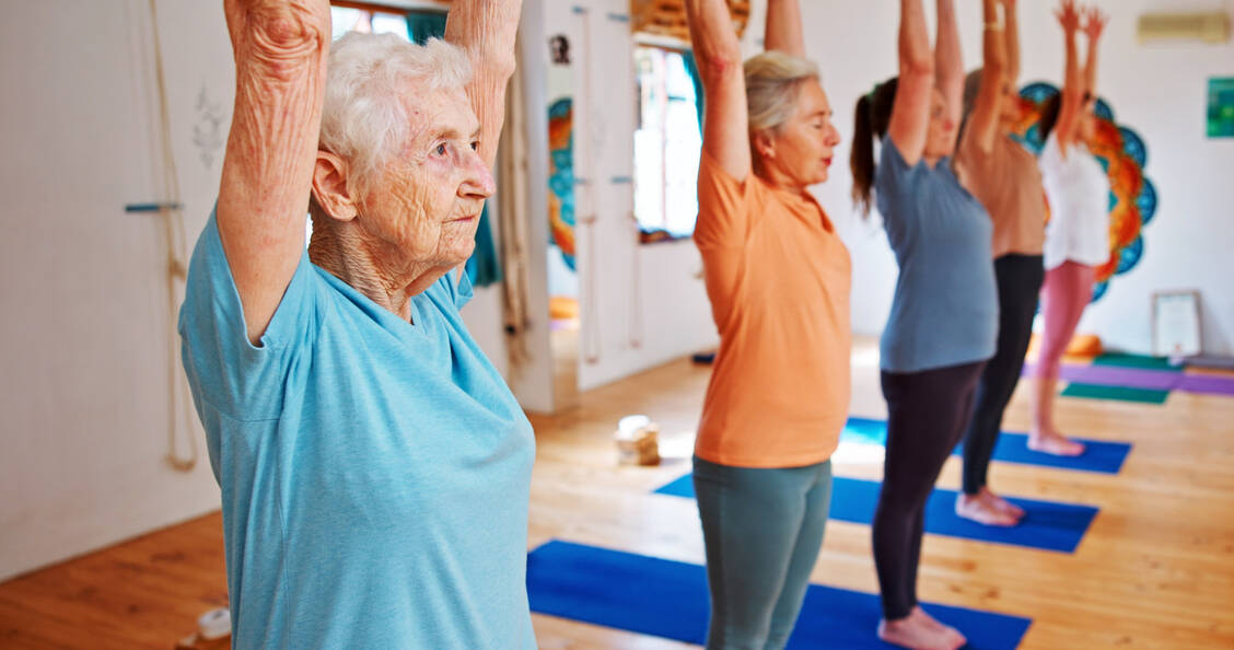 Das Gleichgewicht in jeder Position halten zu können, erfordert ein gutes Zusammenspiel von Gleichgewichtsorgan und anderen Sinnesreizen – und viel Training. / © Shutterstock/PeopleImages