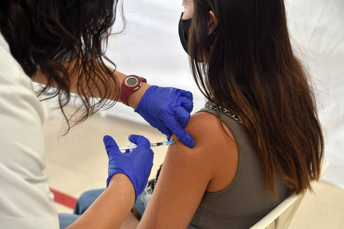 Auf den zeitlichen Zusammenhang kommt es an: Nur wer sich erst nach überstandener Covid-19-Erkrankung noch einmal gegen das Coronavirus impfen lässt, gilt als vollständig immunisiert.  / Foto: Imago images/ZUMA Wire