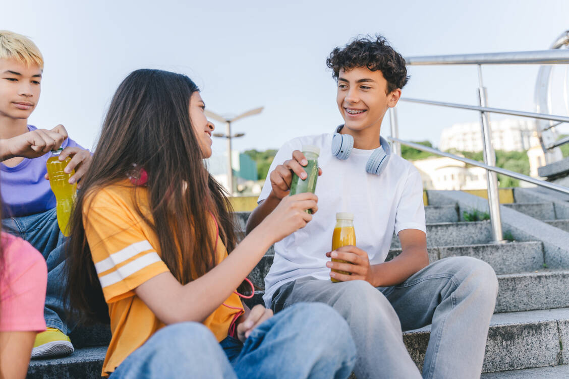 Alkohol wird bei jungen Menschen unbeliebter: 2025 hat über ein Drittel der 12- bis 17-Jährigen noch nie Alkohol getrunken. / © Getty Images/Mariia Vitkovska