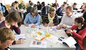 Im Seminar »Wundversorgung – Tipps und Tricks für die pharmazeutische Beratung«  prüften die Teilnehmer der Workshops in Hamburg und Dresden die zahlreichen Wund­auflagen im Selbsttest.
<p class="fotonachweis">Fotos: PZ/Berg</p>