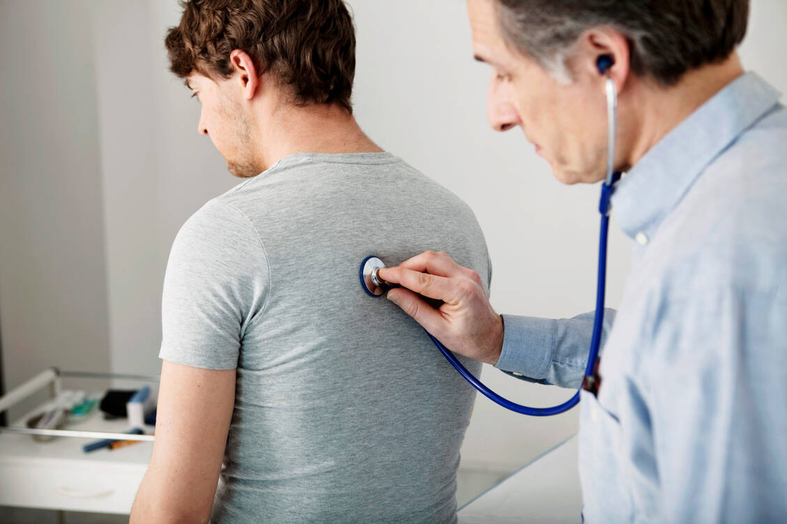 Die Landarztquote soll die medizinische Versorgung auf dem Land sichern. Auch für Apotheken ist eine verlässliche ärztliche Versorgung ein wichtiger Bestandteil funktionierender Gesundheitsstrukturen. / © Adobe Stock/RFBSIP