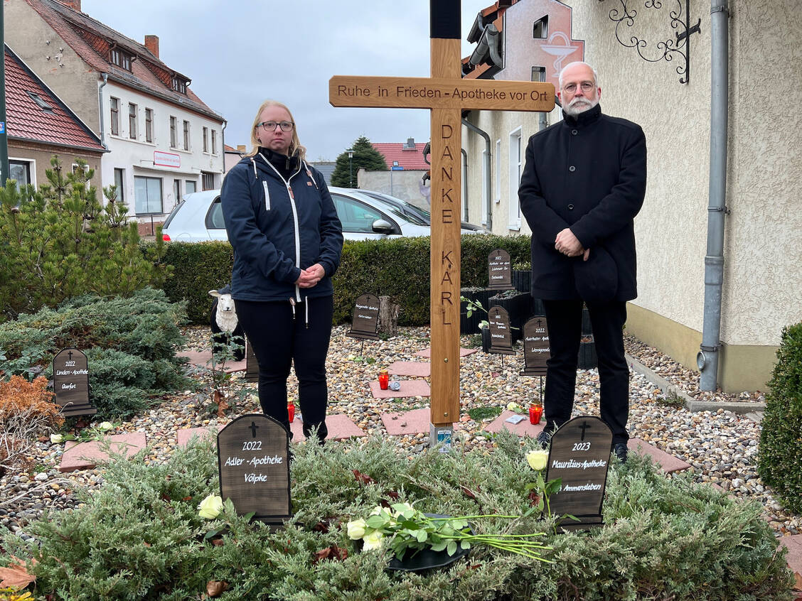 Inhaberin Anne-Kathrin Haus gedenkt mit Jens-Andreas Münch, Präsident der Apothekerkammer Sachsen-Anhalt, vor ihrer Corvinus-Apotheke in Colbitz mit Grabsteinen der geschlossenen Apotheken in Sachsen-Anhalt. / Foto: Katrin Pohl