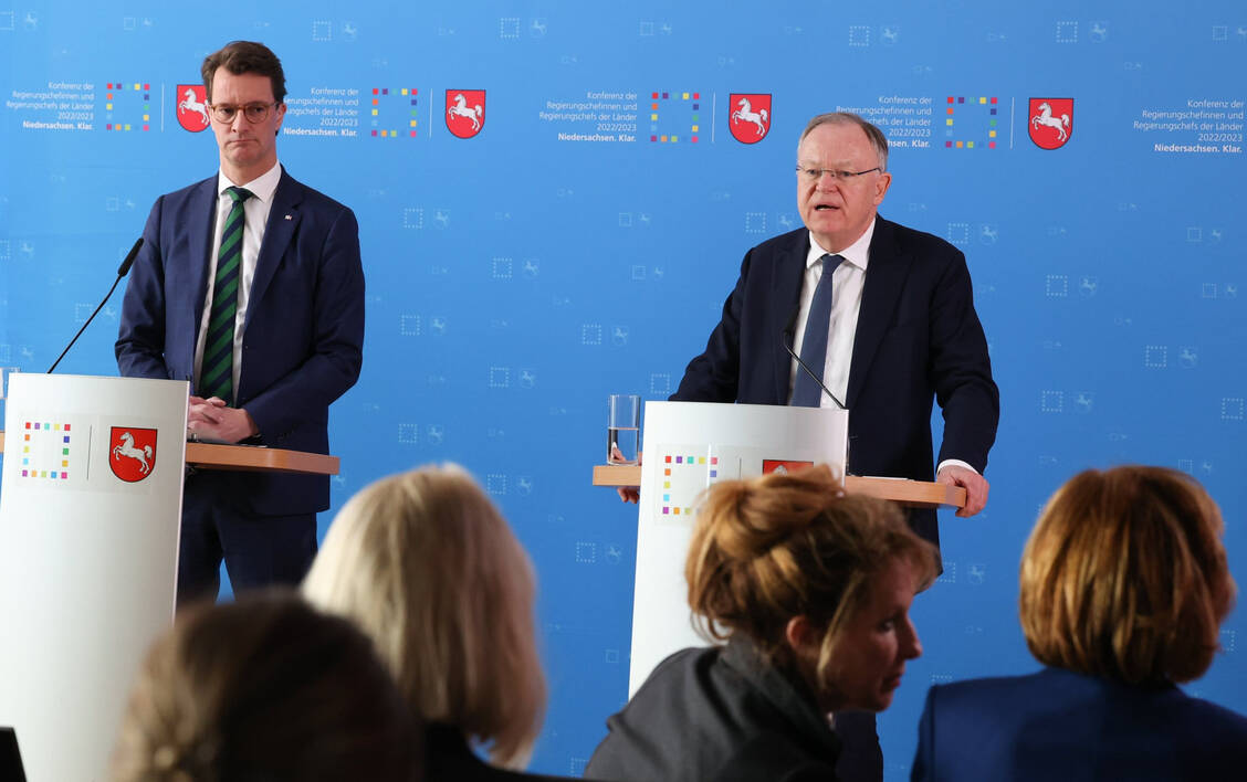 Hendrik Wüst (CDU, l), Ministerpräsident von NRW, und Stephan Weil (SPD), Ministerpräsident von Niedersachsen, sprechen bei einer Pressekonferenz im Rahmen der Ministerpräsidentenkonferenz in der Landesvertretung Niedersachsens in Berlin.  / Foto: picture alliance/dpa