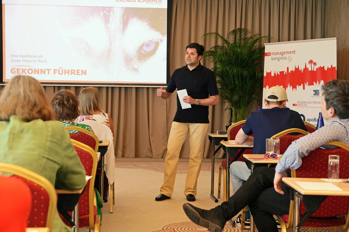 Was macht die eigene Apotheke zu einem attraktiven Arbeitsplatz? Tipps und Tricks verriet der Österreicher Klaus Schirmer beim PZ-Management-Kongress. / Foto: PZ/Alois Müller