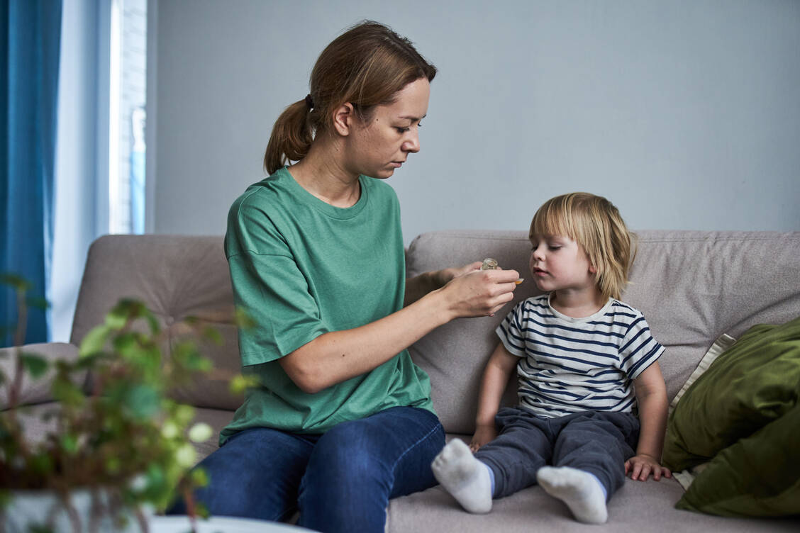 Die Ausnahmen für die Festbetragsregelung betreffen vor allem Pulver und Granulate verschiedener Antibiotika zur Herstellung von Suspensionen für Kinder sowie Fiebersäfte und -zäpfchen mit Ibuprofen und Paracetamol. / Foto: Getty Images/Ekaterina Goncharova