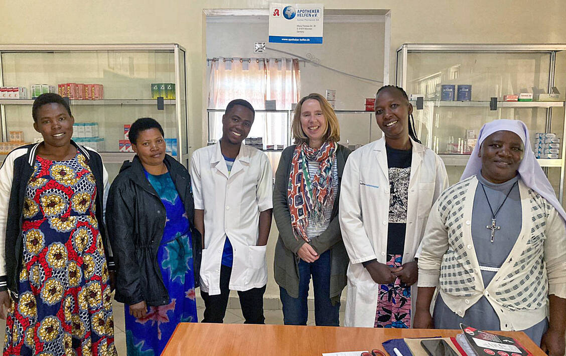 Apothekerin Constanze Gandor (Bildmitte) und Apothekenleiterin Hellen Tendeu (2. von rechts) mit dem Apothekenteam der Krankenhausapotheke am Wasso-Hospital, Tansania. / Foto: Apotheker Helfen/Gandor