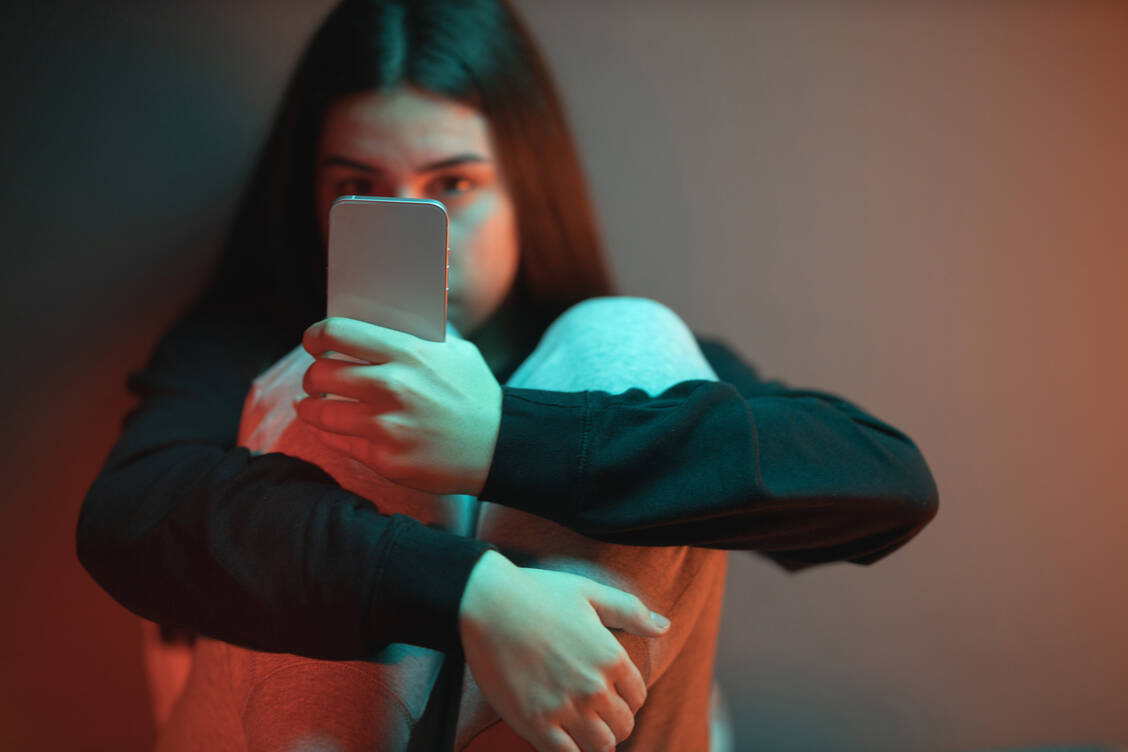 Wer bei sich eine psychische Erkrankung vermutet, findet Informationen im Internet. Die Diagnose sollte jedoch ein Profi bei einem echten Termin stellen und empfehlen, welche Behandlung geeignet ist. / Foto: Getty Images/Georgijevic