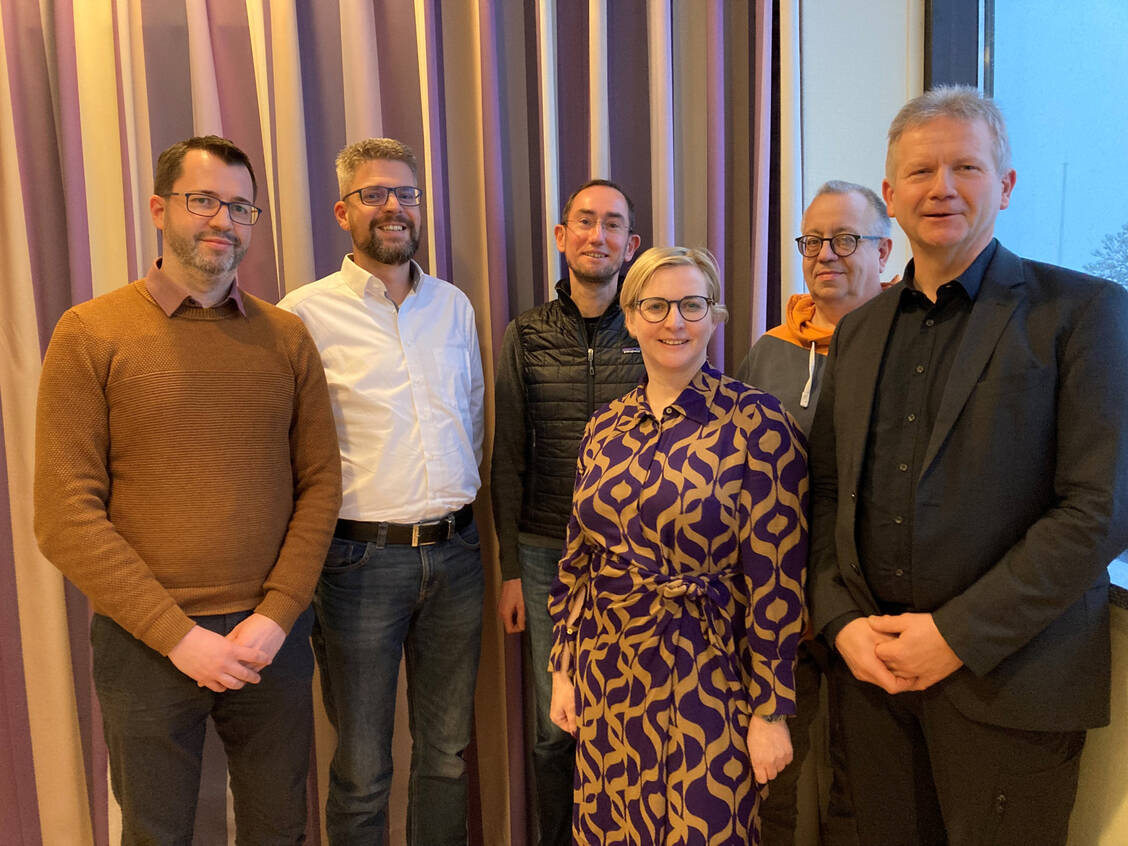 Der Vorstand des AVMV bleibt im Amt (von links): Marco Neumann, Kristian Frankenstein, Matthias Ratke, Antje Urban, das ehemalige Vorstandsmitglied Thomas Müller und Axel Pudimat. Es fehlen Markus Oelze und Petra Kokel. / Foto: PZ/Anne Orth