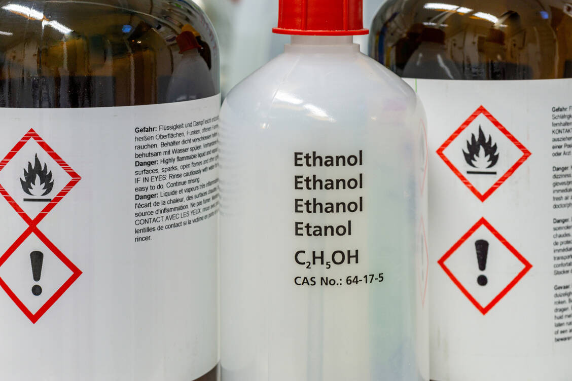 Ethanol gilt als Gefahrstoff und muss als hochentzündlich gekennzeichnet werden. / Foto: Adobe Stock/tl6781