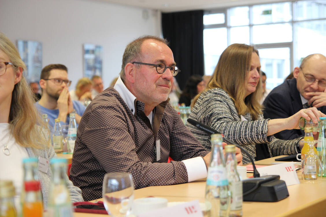 Bei der Apothekerkammer Westfalen-Lippe ging es heute auch um einen möglichen Austritt aus der ABDA. Den Antrag hatte Jörg Nolten gestellt. / © AKWL