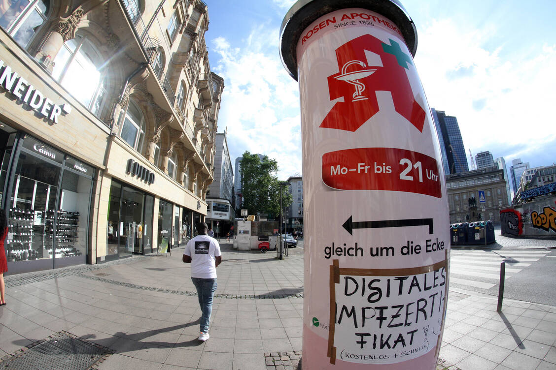 Viele Menschen wollen sich ein digitales Impfzertifikat ausstellen lassen. Apotheken sind dafür eine wichtiges Anlaufstelle.  / Foto: Imago images/Ralph Peters