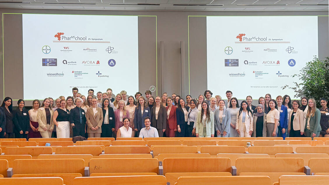 Das referierende 8. Semester mit dem Pharmschool-Koordinationsteam, bestehend aus Dr. Frauke Weber und Dr. Stefan Esch (vorne). / © privat