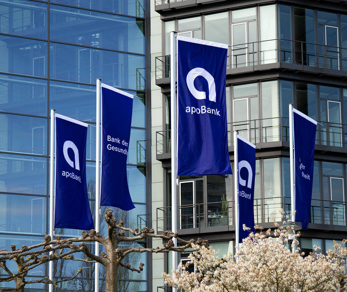 Die Apobank vermeldet für das erste Halbjahr 2026 ein deutlich verbessertes operatives Ergebnis sowie ein weiteres Wachstum im Kundengeschäft. / © Apobank