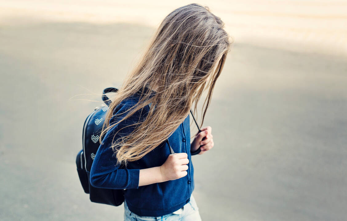 Das psychische Wohlbefinden und die Lebensqualität der Jungen und Mädchen hat sich im Vergleich zu Lockdown-Zeiten zwar wieder verbessert, weil Kontakt-Beschränkungen nicht mehr so streng seien, Schulen wieder geöffnet hätten und Sport angeboten werde. Es liegt aber immer noch niedriger als vor Pandemiebeginn. / Foto: Getty Images/Martins Rudzitis