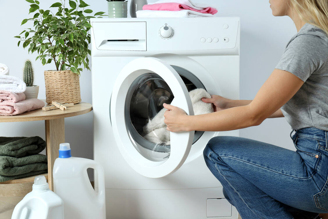 Handtücher sind bei mindestens 60 Grad Celsius zu waschen, wobei eine gemeinsame Nutzung grundsätzlich vermieden werden sollte. / Foto: Adobe Stock/Atlas