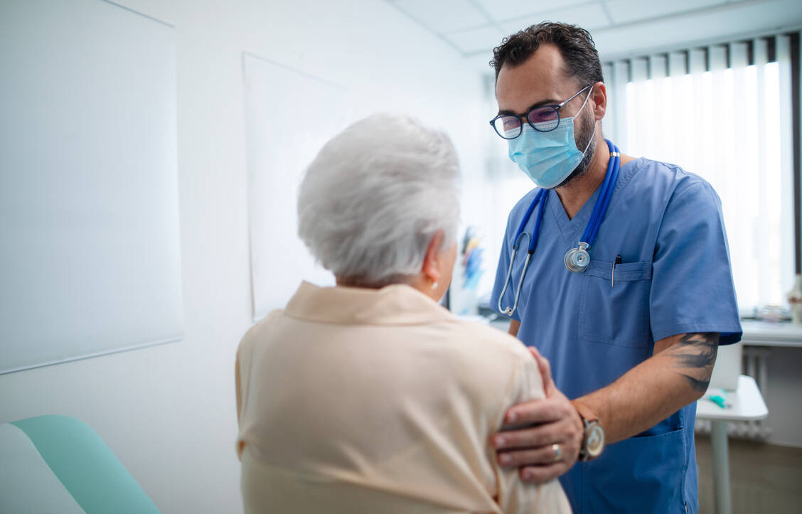 Das RKI schätzt, dass es in der Kalenderwoche 32 etwa 230.000 Arztbesuche wegen einer Covid-19-Erkrankung gab. Vor allem ältere Menschen  gelten weiterhin als gefährdet. / Foto: Getty Images/Halfpoint Images