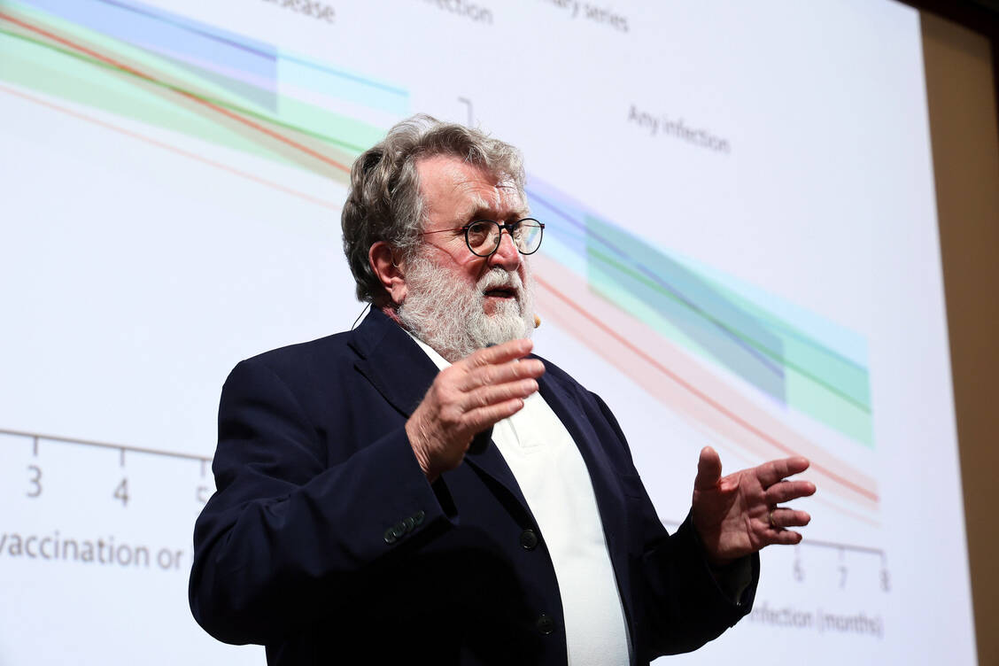 Beim Pharmacon-Kongress in Meran ließ der STIKO-Vorsitzende Professor Dr. Thomas Mertens einige Entscheidungen der STIKO während der Coronapandemie Revue passieren. / Foto: PZ/Alois Müller