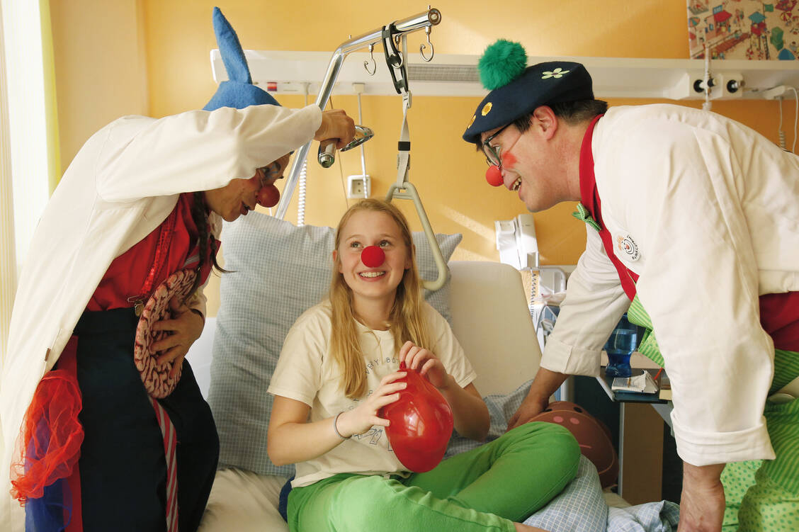 Der Einsatz von Klinikclowns hat sich als sinnvolle Therapieergänzung seit Jahrzehnten bewährt. / Foto: Manfred Lehner