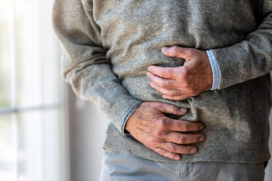 Patienten, die an einem Pankreaskarzinom leiden, haben oft Bauch- oder Rückenschmerzen. / © Adobe Stock/ pikselstock