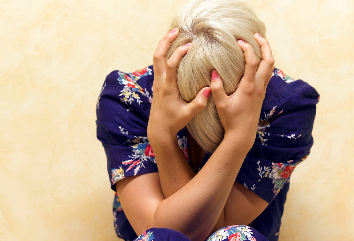 Etwa ein Drittel der an Schizophrenie erkrankten Menschen spricht nicht auf die heute verfügbaren Antipsychotika an. Sie hoffen auf neue Wirkstoffe, die ihnen besser helfen können. / © Getty Images/Peter Dazeley