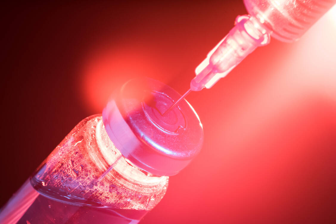 Oliceridin ist zur Injektion bestimmt und darf nur von Fachpersonal im Krankenhaus angewendet werden. Der Patient soll das neue Opioid nicht in die Hand bekommen (Symbolbild). / Foto: Getty Images/Mr. Ilkin