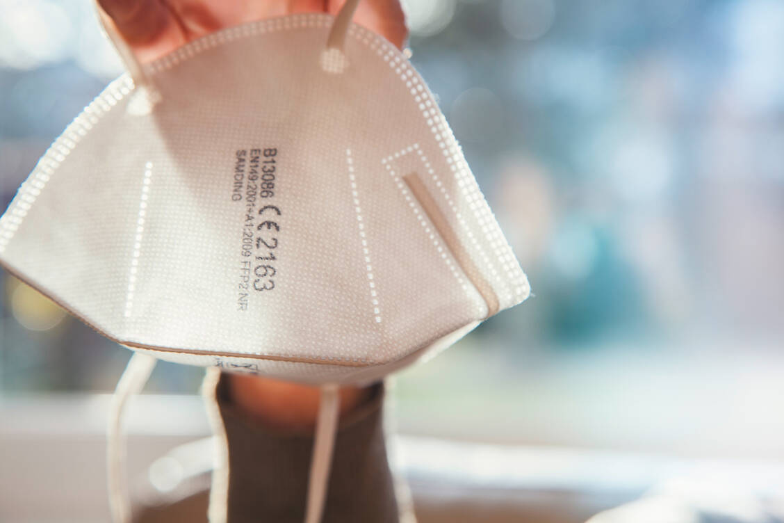 Eine Maske pro Tag tragen und anschließend für sieben Tage trocknen, lautet die neuste Empfehlung zum privaten Gebrauch von FFP2-Masken. Mit dieser Methode kommt man mit sieben Masken fünf Wochen lang aus.  / Foto: Adobe Stock / PixelboxStockFootage