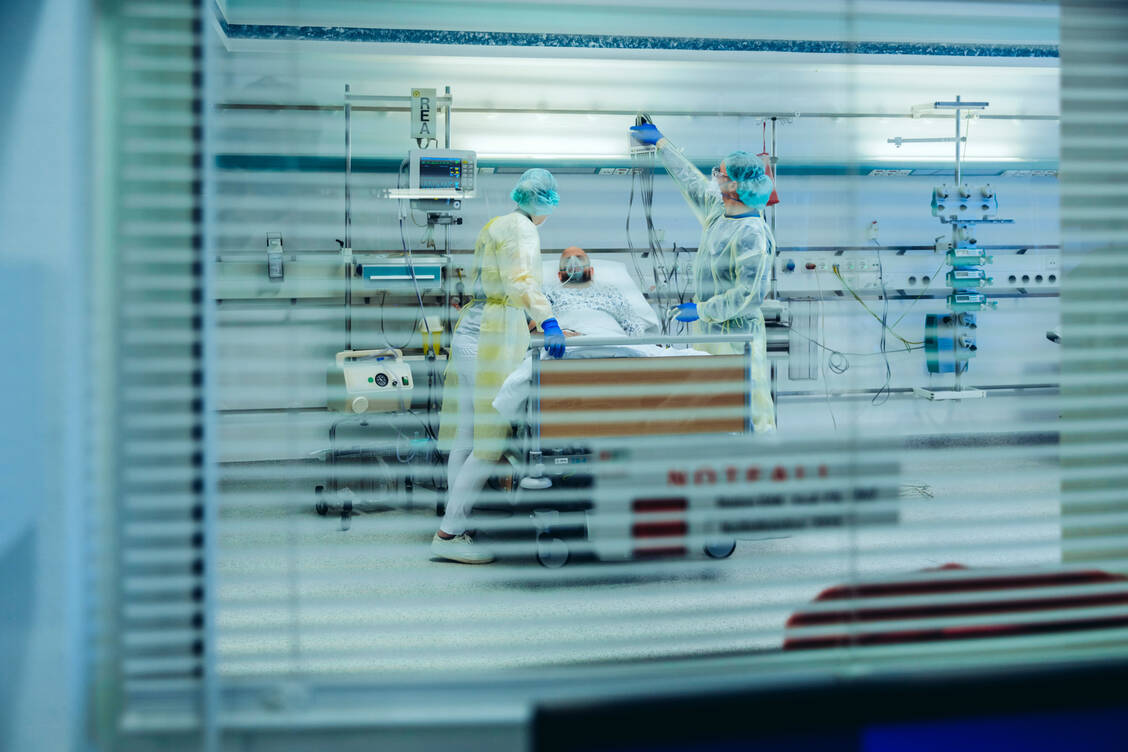 Für einen besseren Überblick über das Infektionsgeschehen nimmt Gesundheitsminister Spahn auch die Kliniken noch stärker ins Visier. Bislang ging es vor allem um Informationen über die Belegung der Intensivstationen, künftig sollen Krankenhäuser Details zu sämtlichen Covid-19-Fällen liefern. / Foto: Getty Images/Westend61