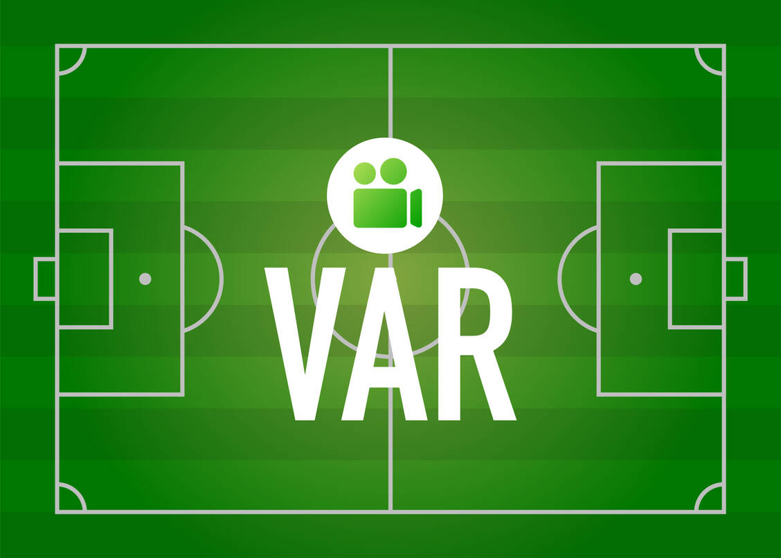 Der Video Assistant Referee (VAR) greift beim Fußball immer dann ein, wenn etwas schiefgelaufen ist. / © GettyImages/VectorUp