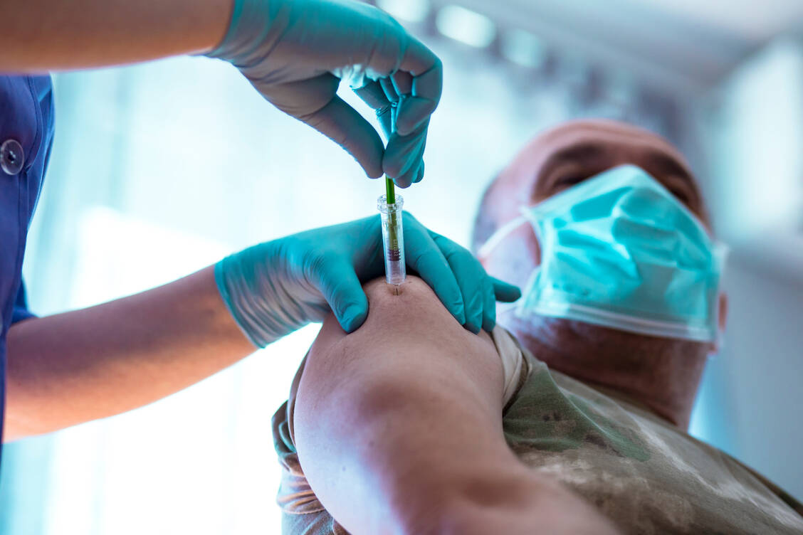 Personen ab 60 Jahren wird ab dieser Saison die Grippeimpfung mit einem Hochdosis-Impfstoff empfohlen. Darüber müssen impfende Apotheker die Senioren aufklären. / Foto: Getty Images/Radovanovic96