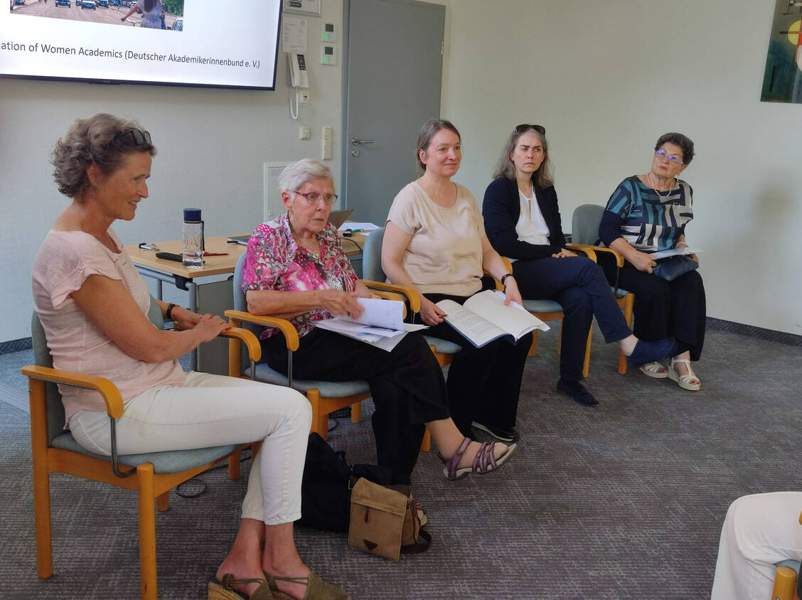 Die Referentinnen von links: Loes E. Visser, Christine Heading, Anne Lewerenz (Moderatorin), Professorin Martina Hahn und Elena Cremenescu.  / © Antonie Marqwardt