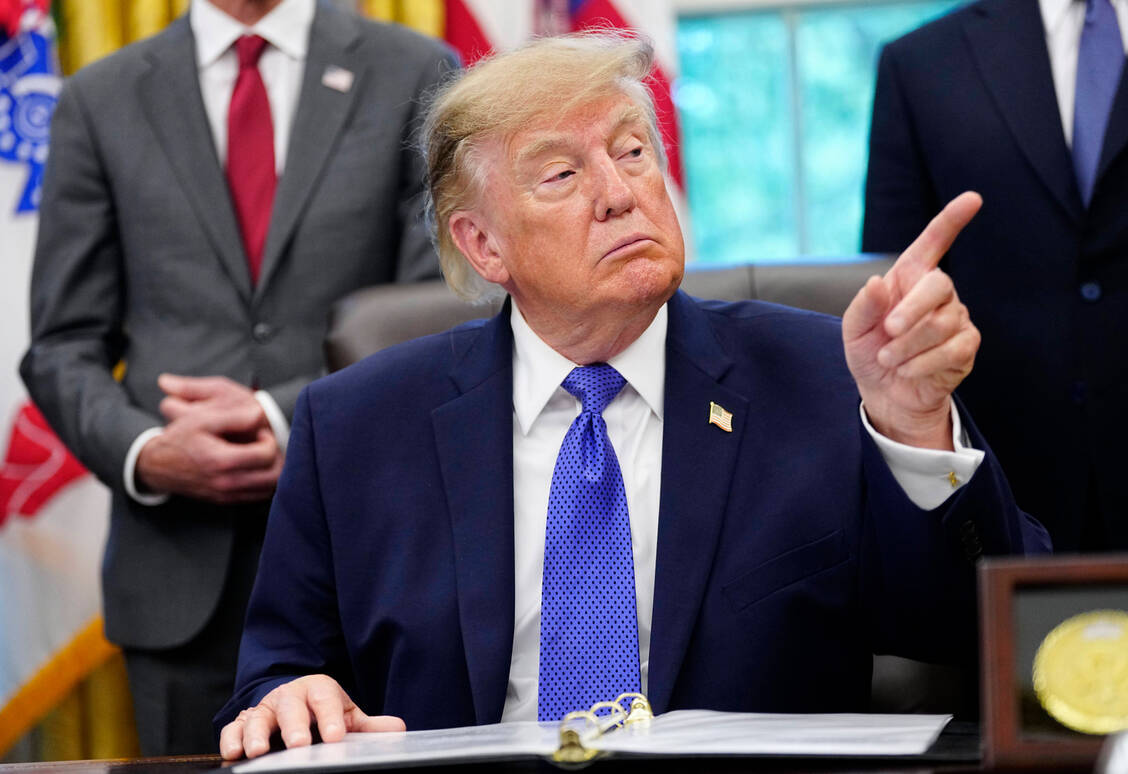 Trumps Finger zeigt nun auf Deutschland: Das Reformvorhaben der Bundesregierung soll Schuld an den hohen Medikamentenpreisen in den USA sein.  / © Imago / Mediapunch