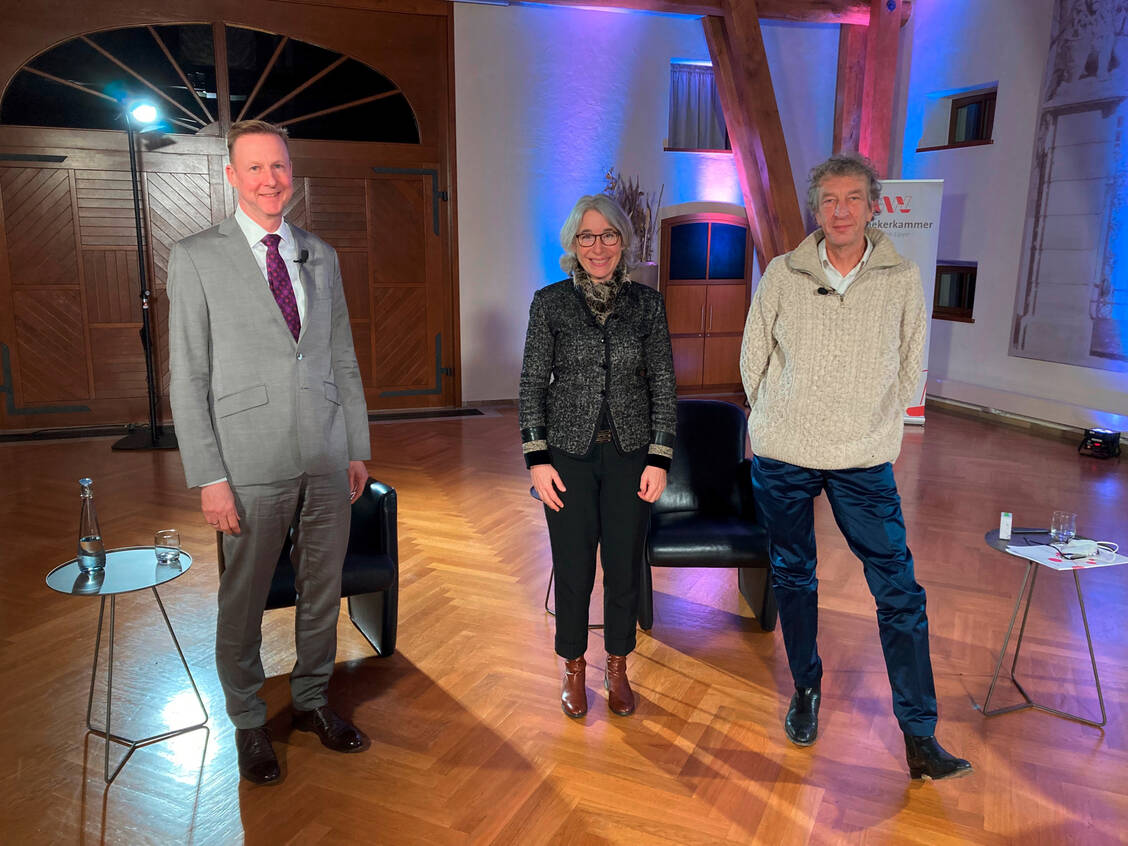 Standen den Zuhörern und Moderator Matthias Bongard (rechts) Rede und Antwort, wie und wann es mit dem Impfen gegen Corona in der Apotheke los gehen wird: AKWL- und ABDA-Präsidentin Gabriele Regina Overwiening und AKWL-Vizepräsident Frank Dieckerhoff. / Foto: AKWL/Heck