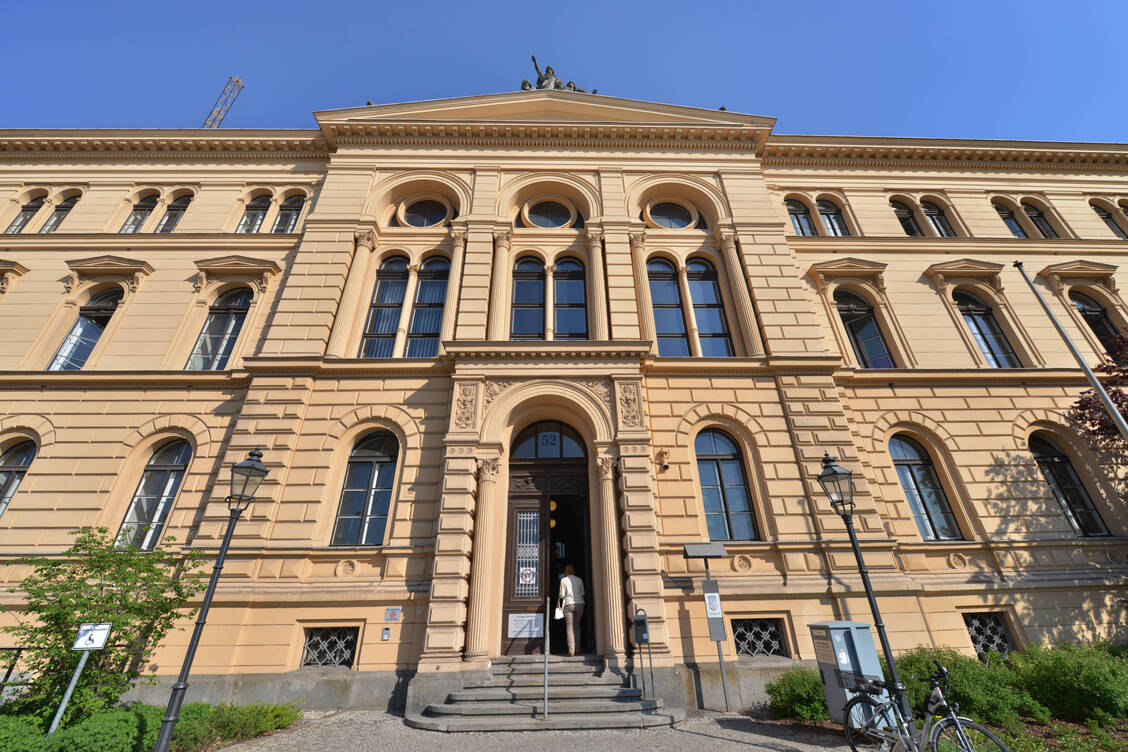 Das Landessozialgericht Berlin Brandenburg hat dem GKV-Spitzenverband eine zweimonatige Frist zur Einreichung der Klagegründe bei den pharmazeutischen Dienstleistungen gewährt. / Foto: imago stock&people