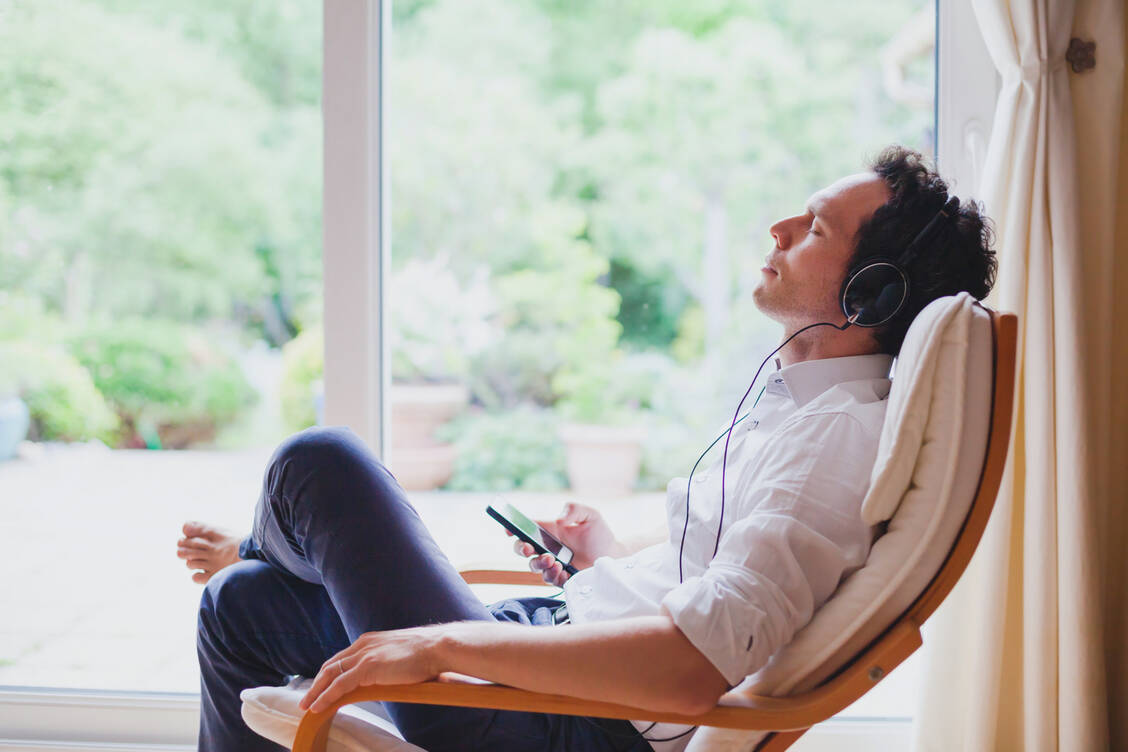 Einfach mal abschalten, beispielsweise mit Meditations-Apps. / Foto: Adobe Stock/Song_about_summer