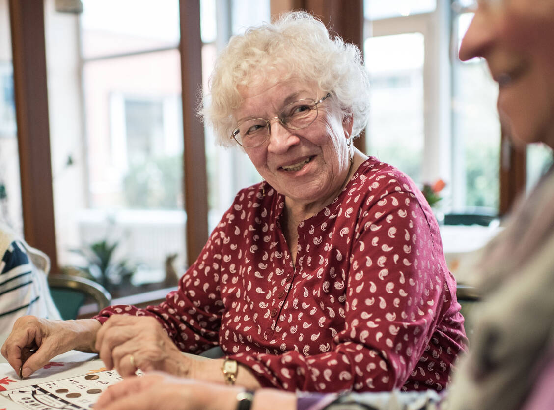 Frauen erkranken häufiger als Männer an einer Alzheimer-Demenz. Körperliche und geistige Aktivität sowie soziale Kontakte tragen viel zur Vorbeugung bei.   / Foto: AFI/Nottebrock