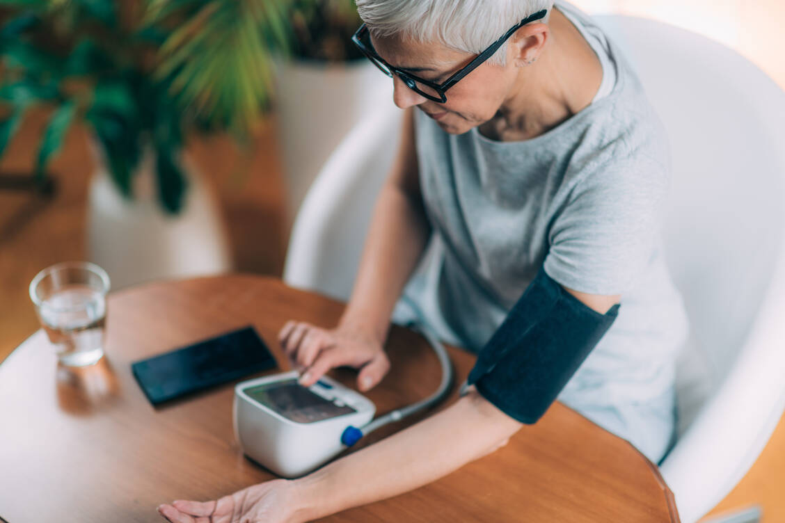 Die niedrigen Estrogenspiegel begünstigen das Auftreten von salzsensitivem Bluthochdruck bei postmenopausalen Frauen.  / Foto: Adobe Stock/Microgen
