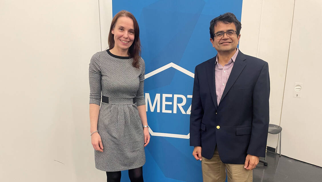 Kuratorin Professorin Dr. Maike Windbergs vom Institut für Pharmazeutische Technologie der Goethe-Universität Frankfurt am Main, und der diesjährige Träger der Friedrich-Merz-Stiftungsgastprofessur Professor Dr. Samir Mitragotri, Harvard University, Boston, USA / Foto: PZ/Dingermann