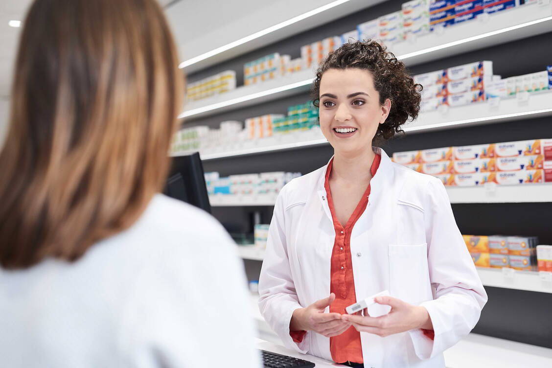 Empathisch und fachlich solide beraten: Das ist die Stärke der Apothekerinnen und Apotheker, gerade in schwierigen Situationen. / © LAK BW