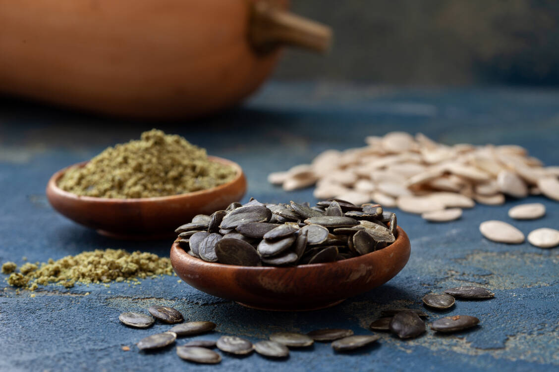 Kürbissamen enthalten Phytosterole wie β-Sitosterol. / © Getty Images/meteo021