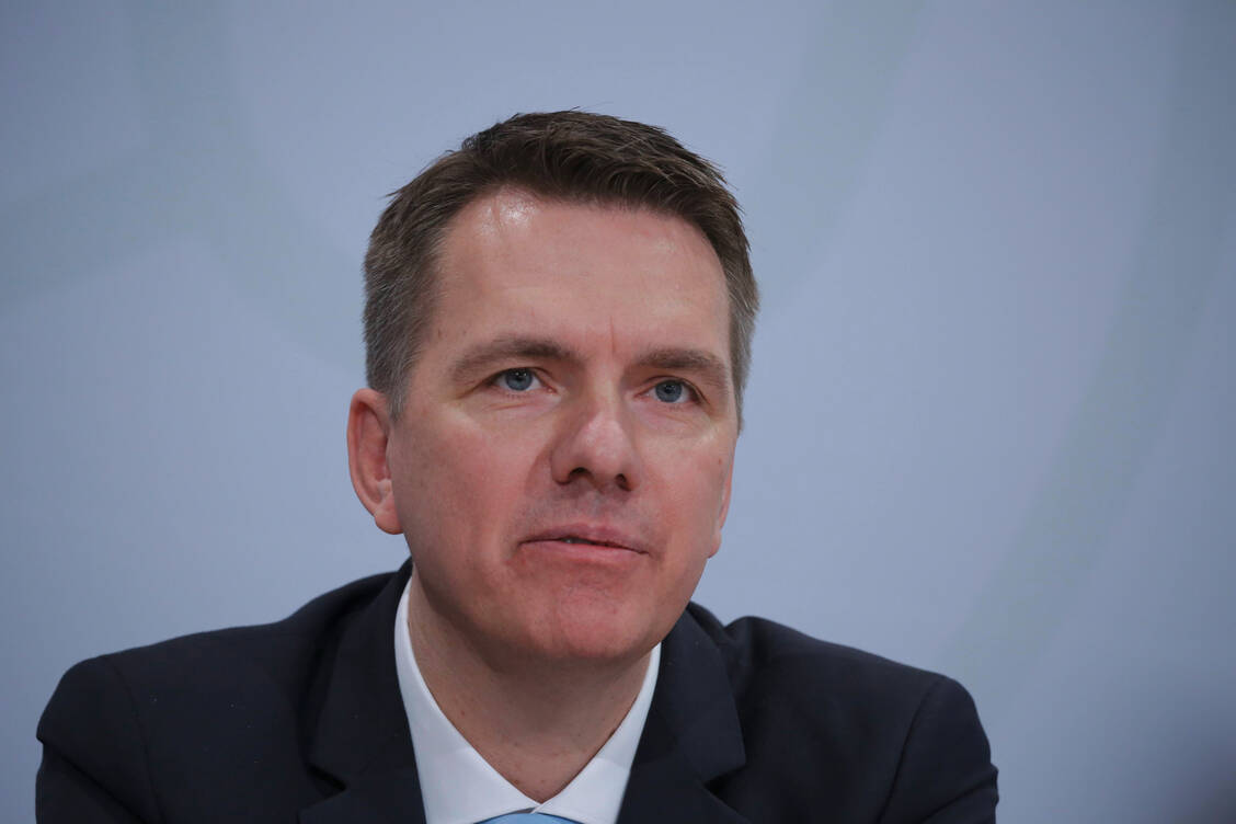 BMG-Unterabteilungsleiter Christian Klose (hier noch während seiner Zeit bei der AOK) kann keine konkreten Nutzungsquoten der E-Rezept-Apps benennen, geht aber von einer jahrelangen Entwicklung aus. / Foto: imago/Metodi Popow