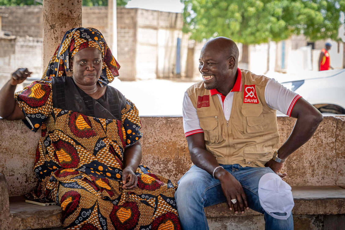 Papa Mamadou Diagne (rechts) ist Präsident der Senegalesischen Vereinigung zur Bekämpfung von Lepra (ASCL/MTN), einer sogenannten Selbstvertretungsorganisation. Diese tritt für Menschen mit Lepra und deren Rechte ein. / © Christian Maenner/DAHW