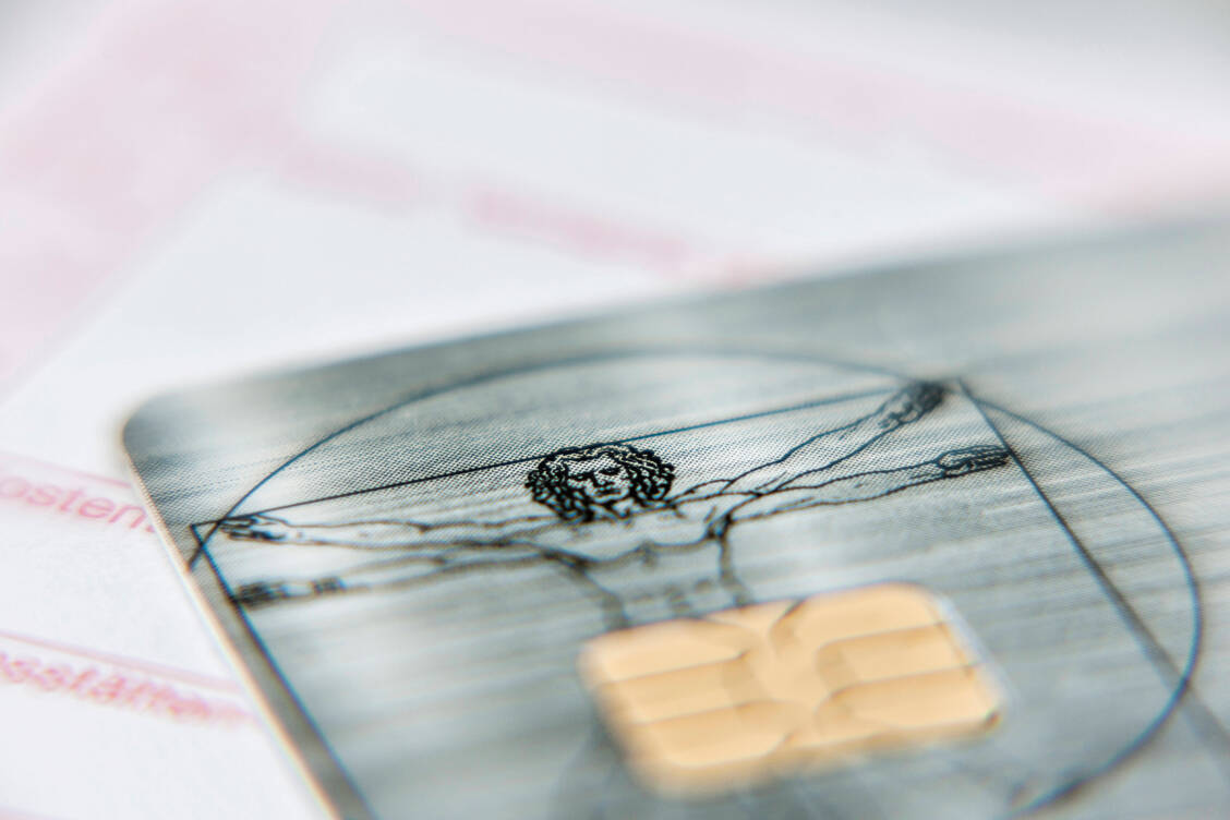 Eigentlich können Versicherte auf dem Chip ihrer eGK einen E-Medikationsplan speichern. Allerdings wird das Verfahren bislang so gut wie gar nicht genutzt. / Foto: imago images/Martin Bäuml Fotodesign