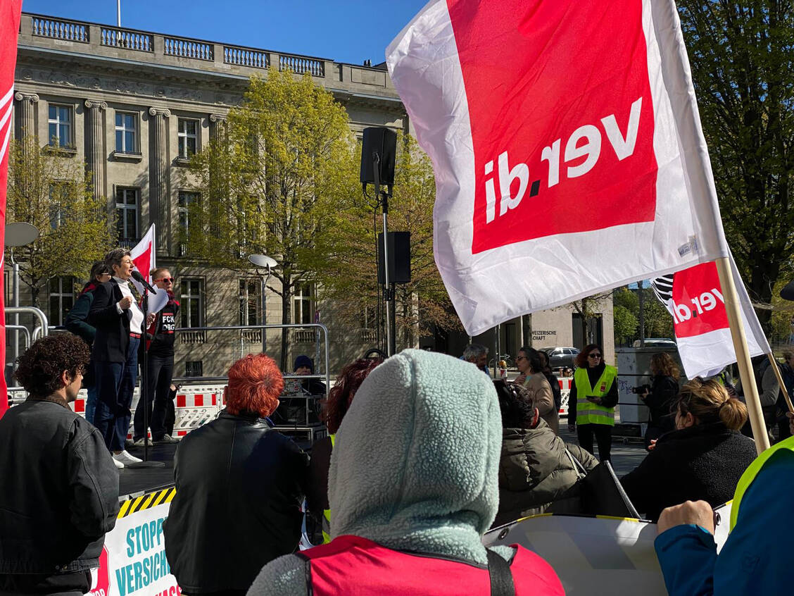 Die Linke und die Gewerkschaft Verdi protestieren gemeinsam mit Angestellten aus dem Gesundheitswesen gegen das GKV-Spargesetz. / © PZ