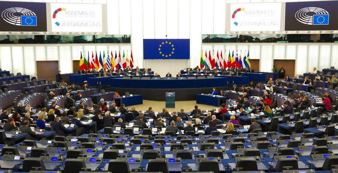 Das EU-Parlament fordert die vorübergehende Aussetzung der Patente für Coronavirus-Impfstoffe. / Foto: imago images/Mandoga Media