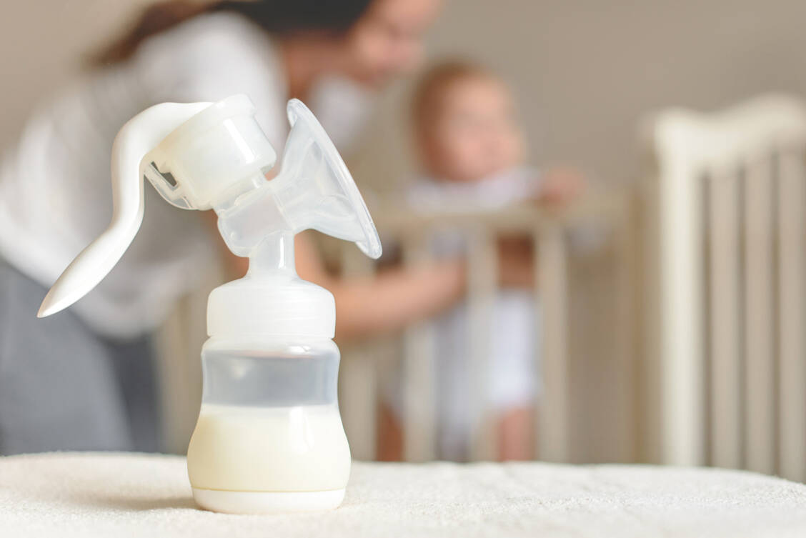 Bei Milchstau kann das regelmäßige Abpumpen unumgänglich werden. / Foto: Adobe Stock/evso