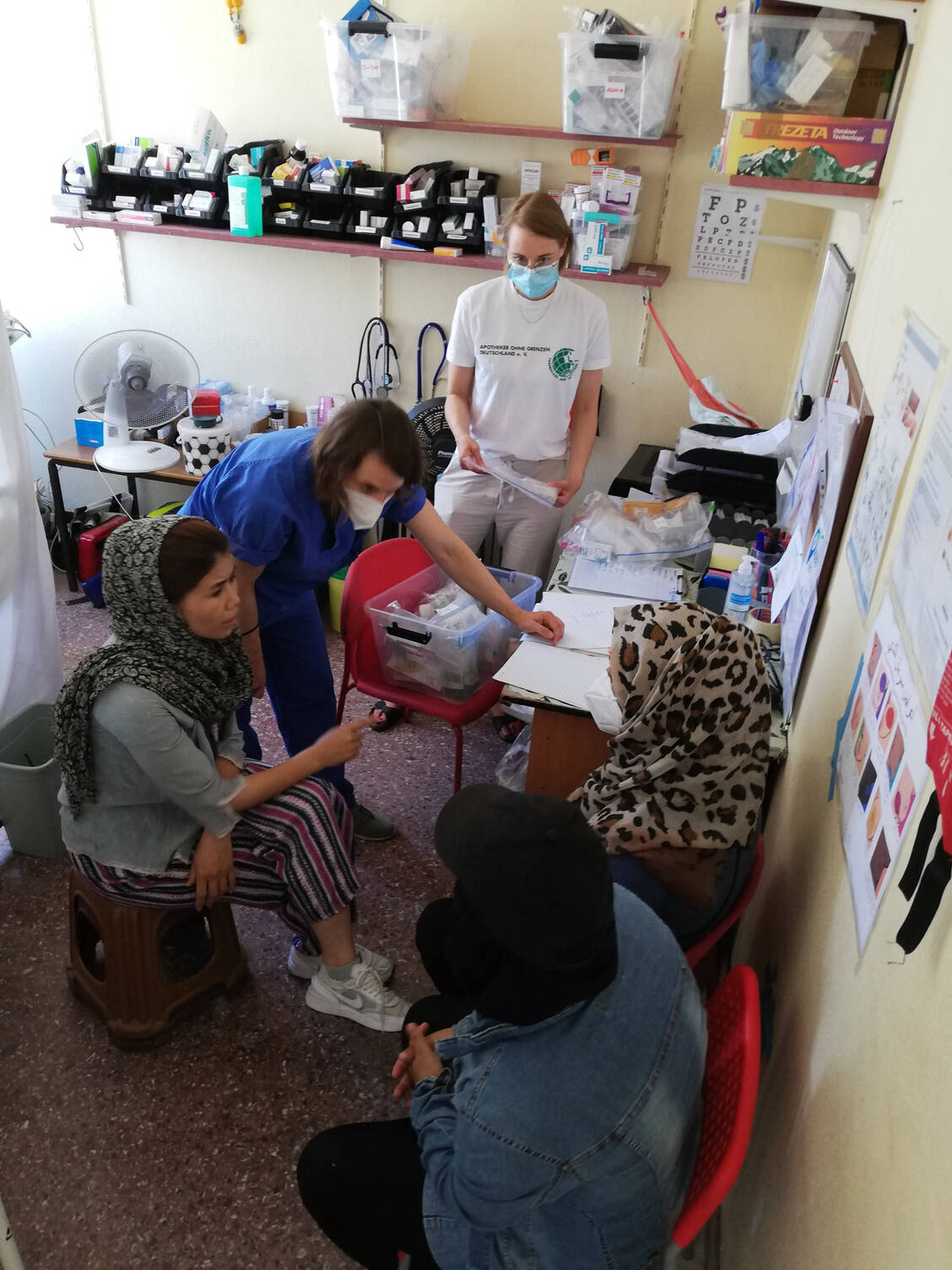 AoG in Griechenland: Dr. Jennifer Lehmann (Mitte hinten) mit einer Ärztin von Medical Volunteers International und geflüchteten Frauen und Übersetzerin. / Foto: Apotheker ohne Grenzen